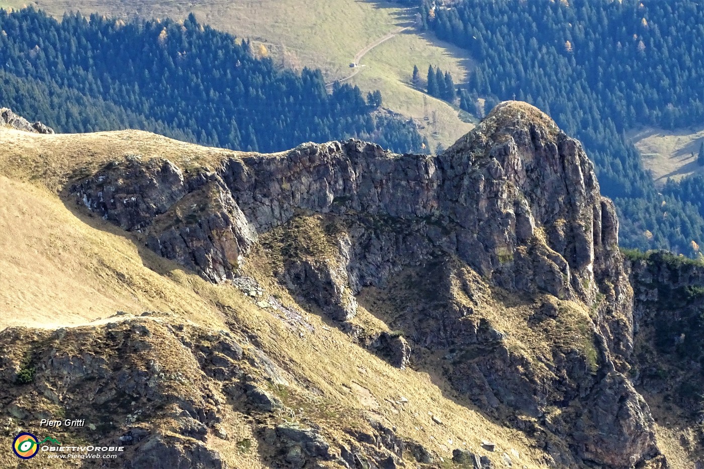 45 Vista sul torrione roccioso del Mincucco cima Croce  .JPG